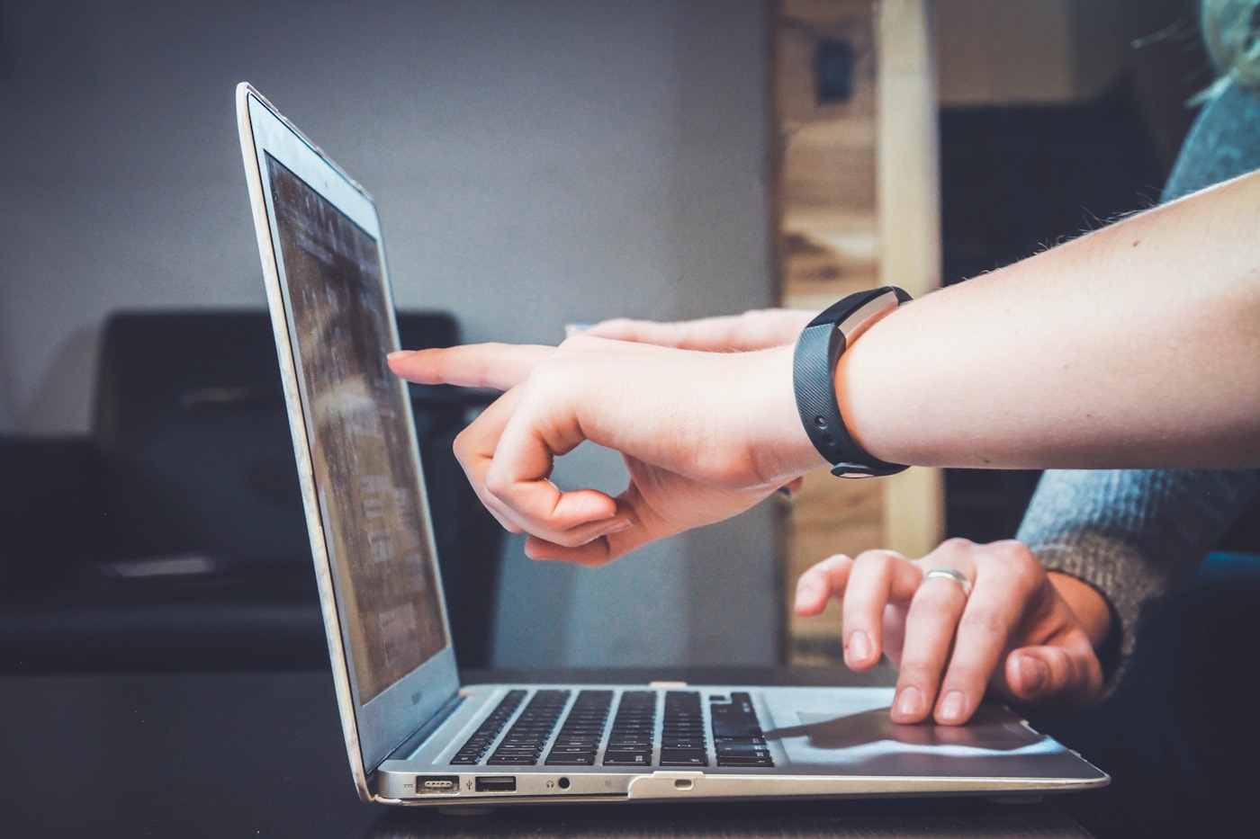 People validating an application on a laptop