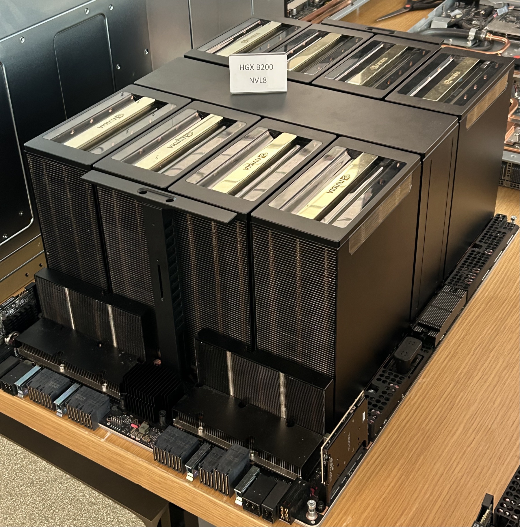 NVIDIA HGX B200多GPU計算板與散熱結構的展品照片