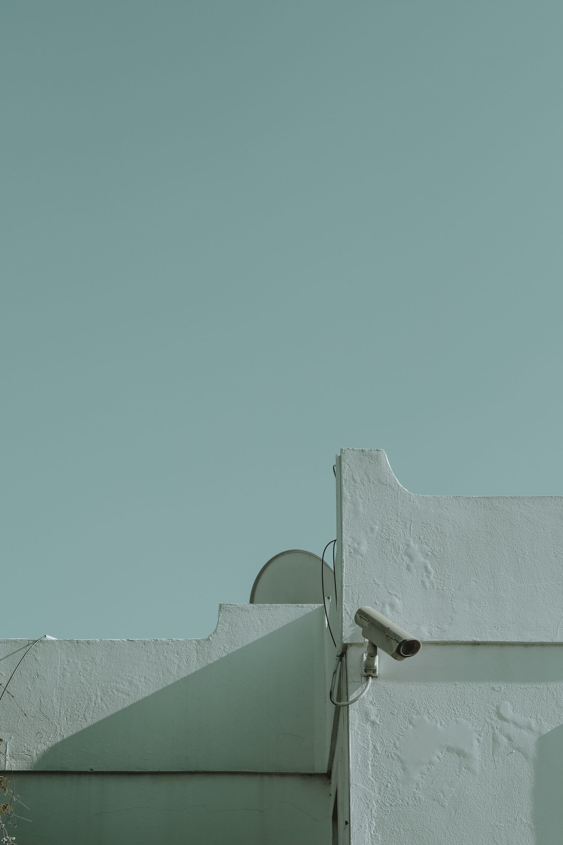 安裝在建筑墻面的監控攝像機與走線